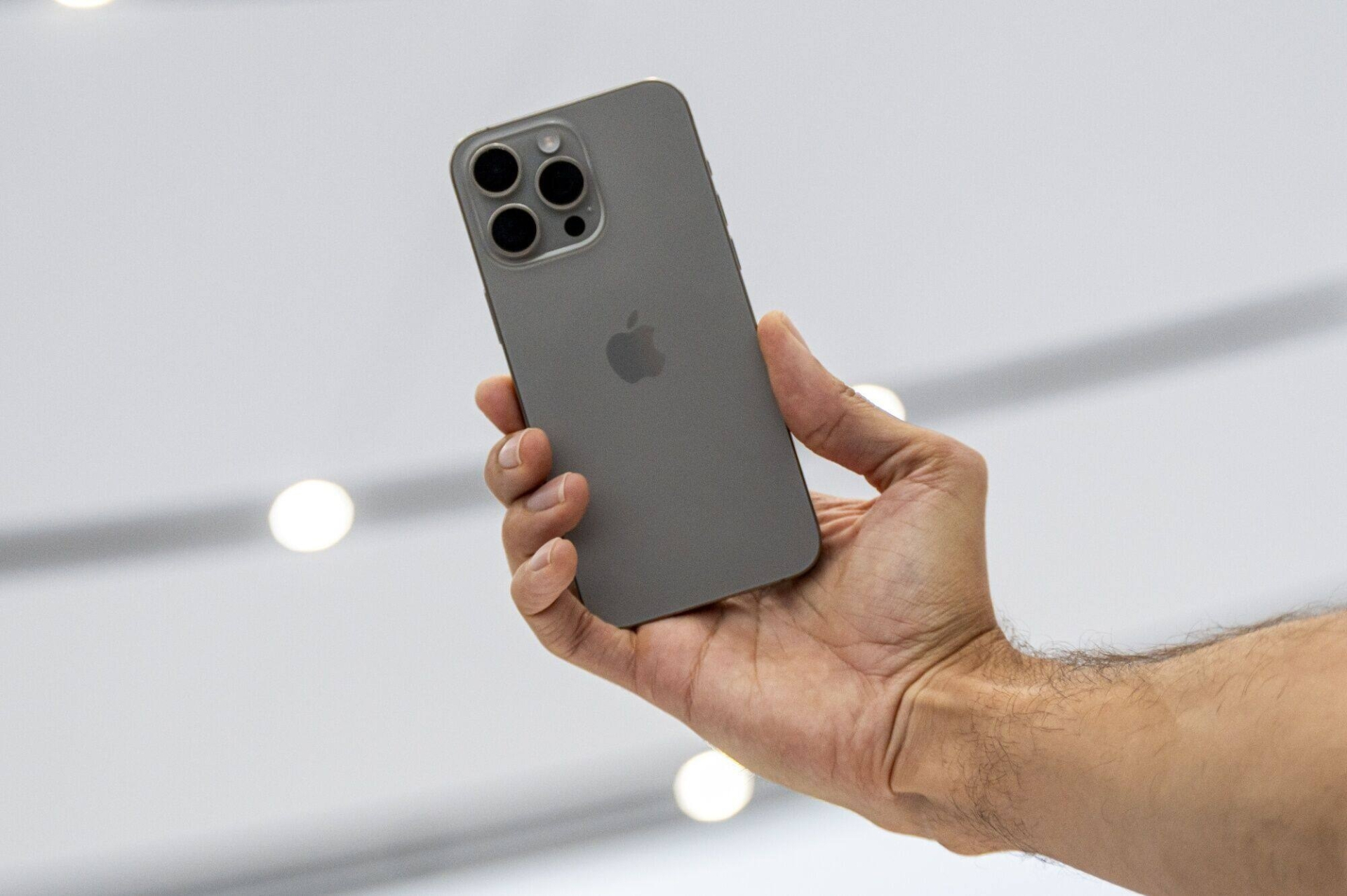 Chiếc iPhone cũ giảm giá gần 17 triệu đồng, đáng mua nhất hiện nay - Ảnh 3. chiec-iphone-cu-giam-gia-gan-17-trieu-dong-dang-mua-nhat-hien-nay-03-phuchuymobile-com
