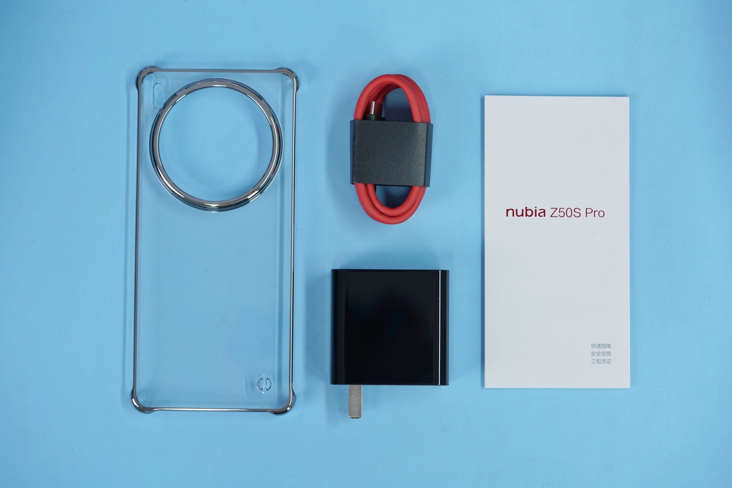 Toàn bộ phụ kiện trong hộp của Nubia Z50S Pro.