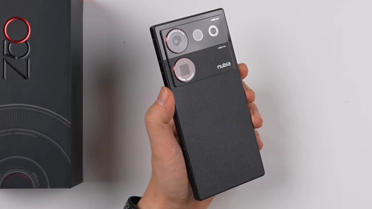 Thiết kế vuông đặc trưng với cụm camera là điểm nhất
