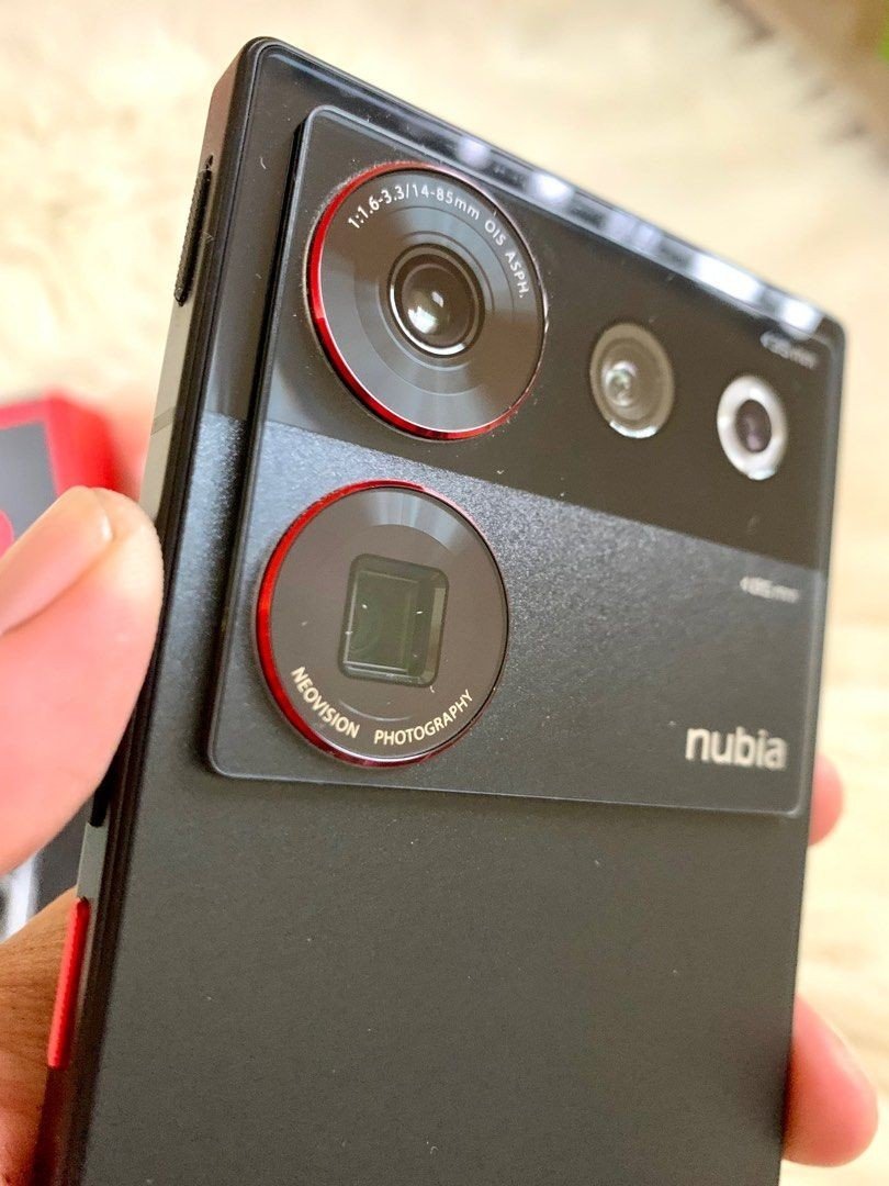 Cụm camera khá giống những chiếc máy ảnh kỹ thuật số