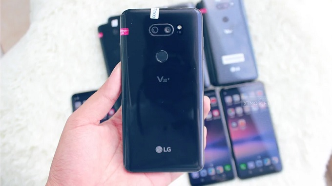 Mặt lưng LG V30 Plus được bo cong mềm mại
