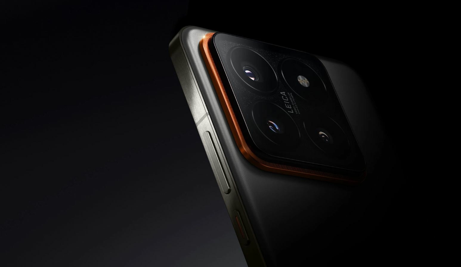 Cụm camera cũng được bọc Titan chắc chắn