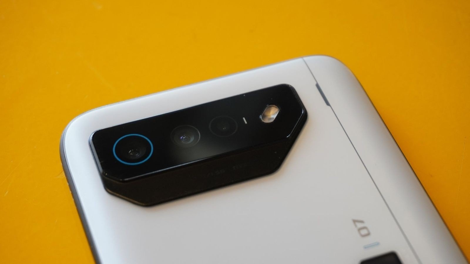 Cụm camera l&agrave;m tr&ograve;n vai tr&ecirc;n điện thoại gaming