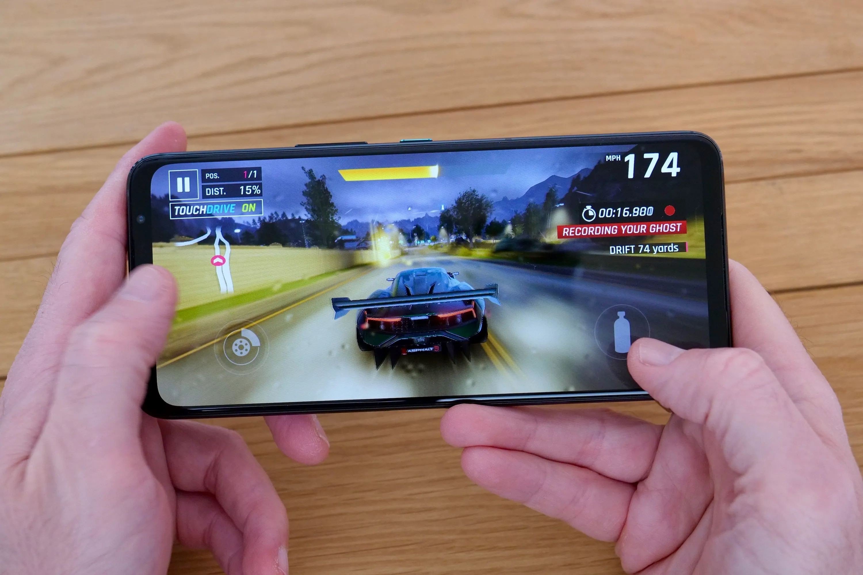 Cấu h&igrave;nh mạnh chiến game mượt m&agrave; 
